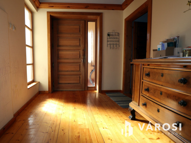 Gyönyörű, kertkapcsolatos otthon, lehetőségekkel.