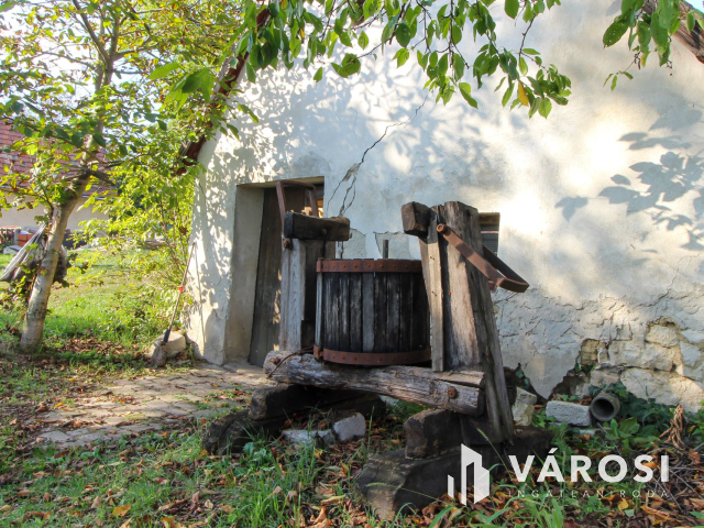 Belterületi nagyméretű telek présházzal és szőlővel Únyon