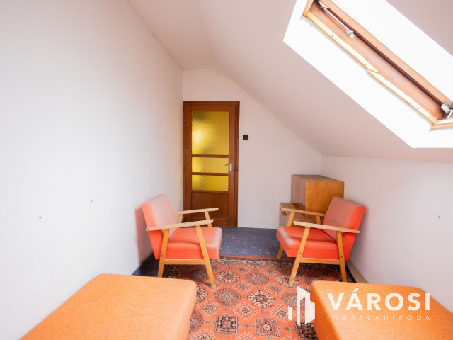 Jó lokáció, sok szoba, nagy telek