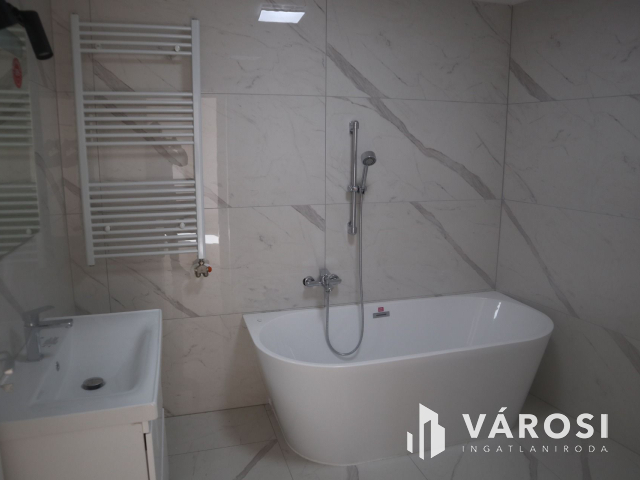 Új építésű, földszinti lakás a belvárosban!