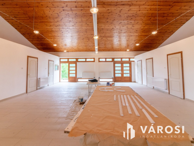 Korszerű épülettel ipari terület eladó!