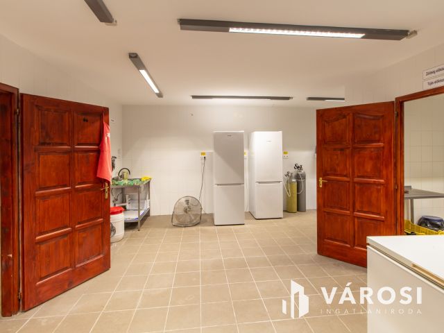 Étterem, egy Termálfürdő bejáratánál