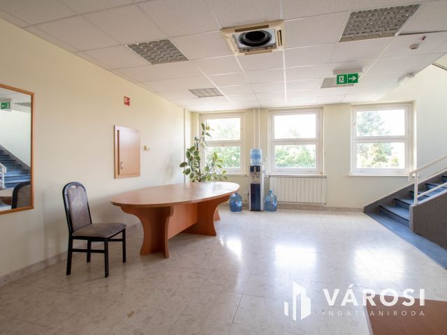 3 szintes, szintenként 512 m2-es irodaház 180 m2es raktárral