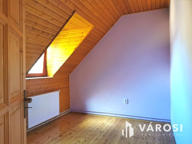 Családi ház + 3 lakás kiváló környéken eladó!