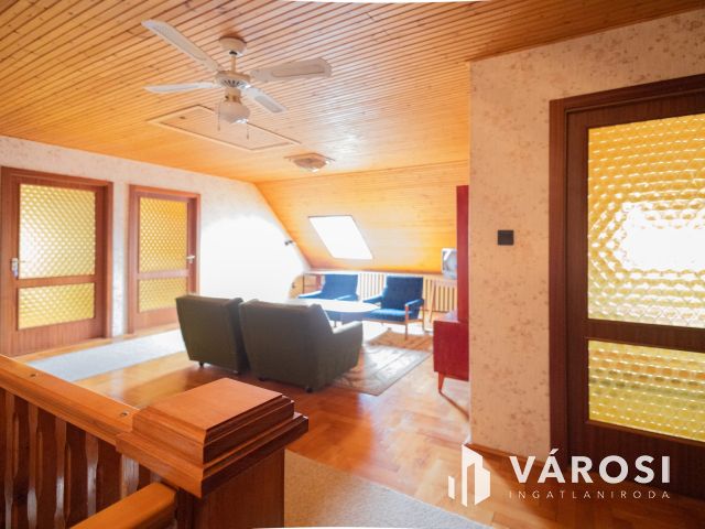 Jó szerkezetű kétgenerációs ház a Fürdőövezetben