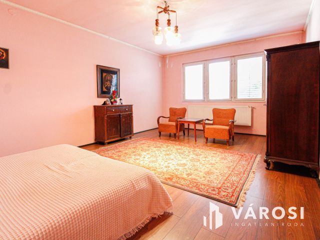 Sarkad központjában tágas családi ház+üzlethelyiség