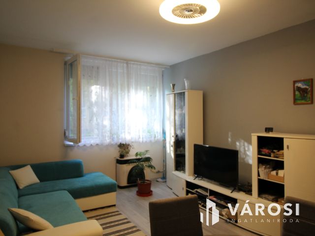 Földszinti lakás eladó az Attila utcában