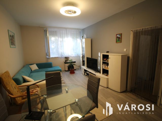 Földszinti lakás eladó az Attila utcában