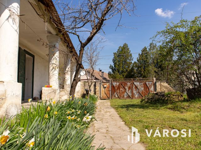 Dávodon tornácos sváb ház eladó