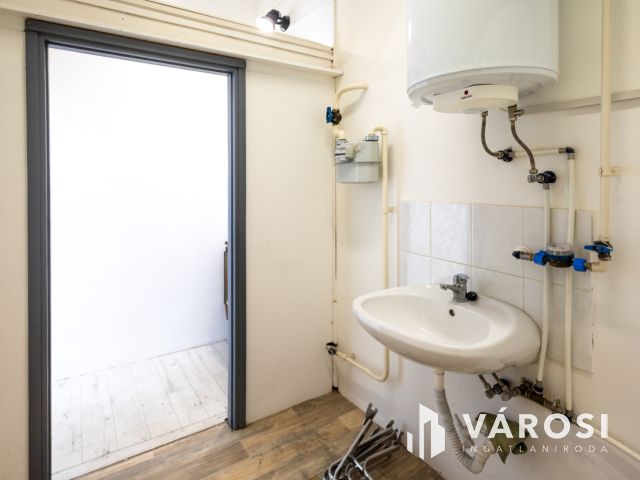 Eladó üzlethelyiség a belvárosban