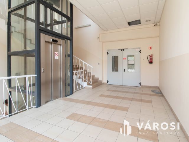 26 m2-es fogászati rendelő felszerelve, berendezve Újbudán