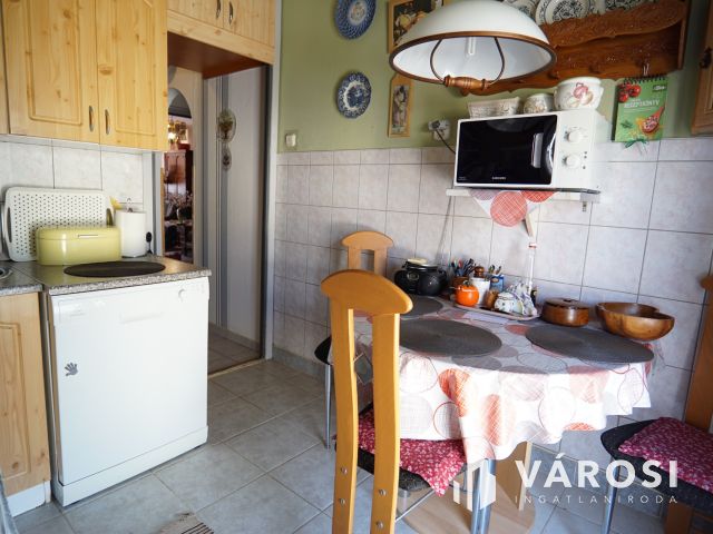 Marcali belvárosában, de még is csendes utcában eladó lakás!