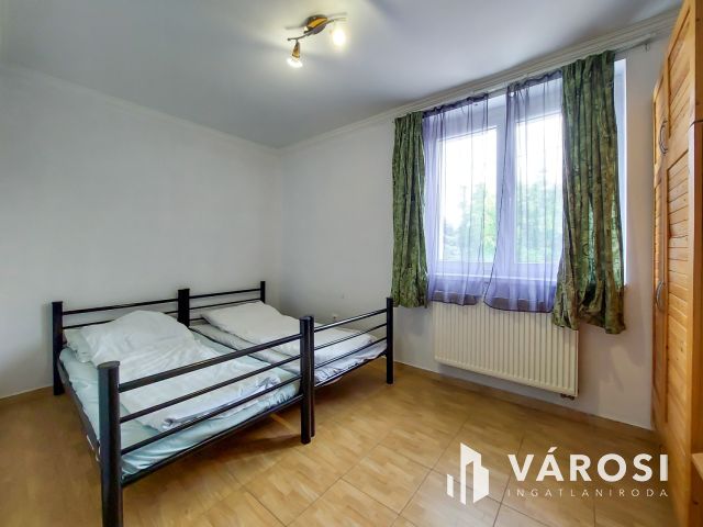 Eladó sok szobás családiház Velencén