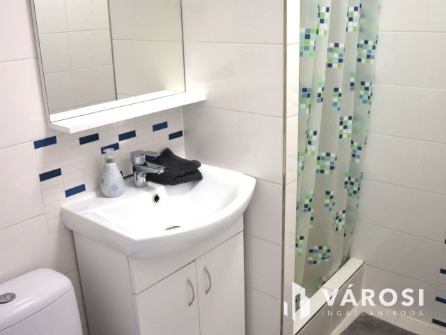 Panorámás felújított lakás az Aranyparton