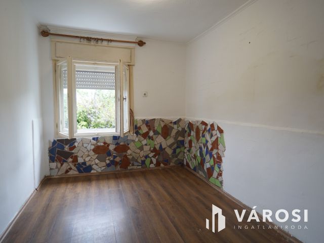 Lakható zárt kert, Látóhegyen