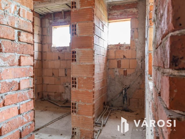 Tágas otthon lehetősége Újiráz központjában