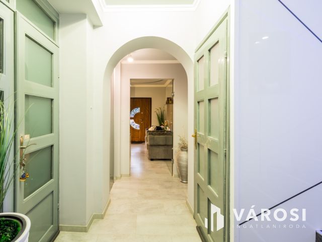 Modern stílusú ikerház, egyedi bútorokkal a belvárosban