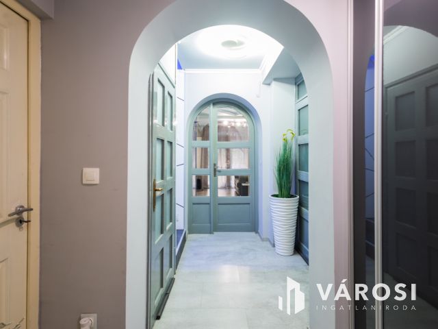 Modern stílusú ikerház, egyedi bútorokkal a belvárosban