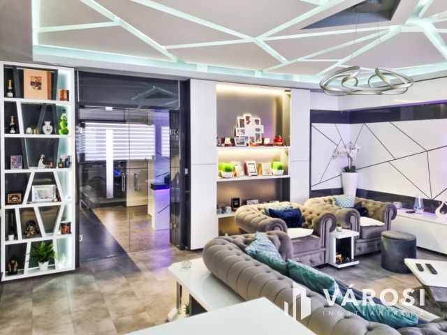 Modern stílusú ikerház, egyedi bútorokkal a belvárosban