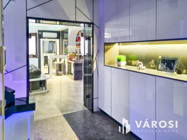 Modern stílusú ikerház, egyedi bútorokkal a belvárosban