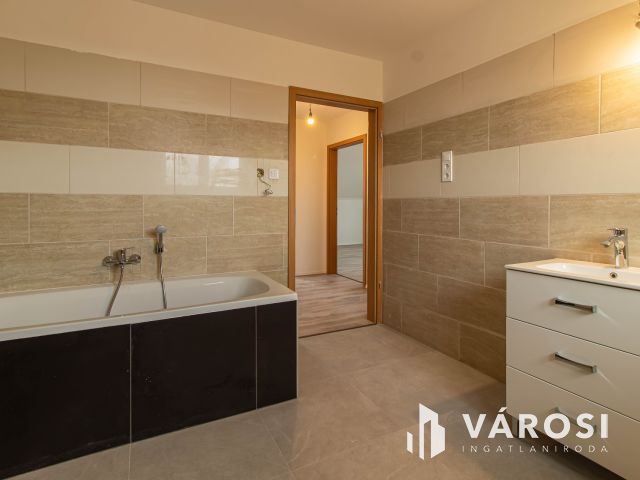 Új Építésű, A+++ Energiabesorolású Ikerház Fél Zsámbékon