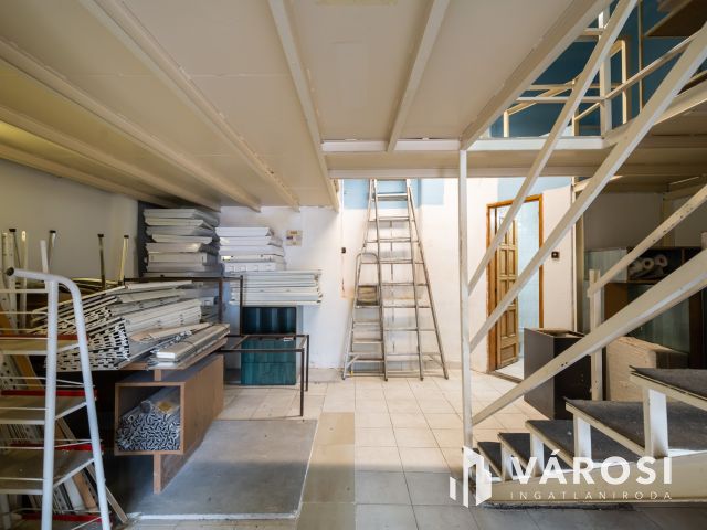 Utcai bejáratos, fém galériás iroda eladó