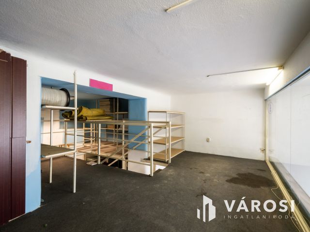 Utcai bejáratos, fém galériás iroda eladó