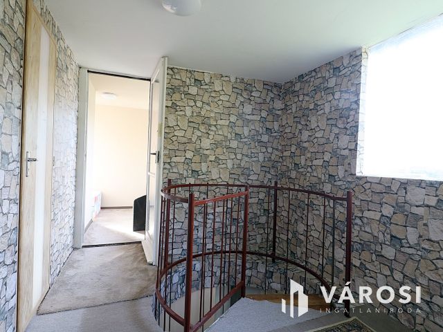 Parádsasváron erdővel határos nyaraló eladó