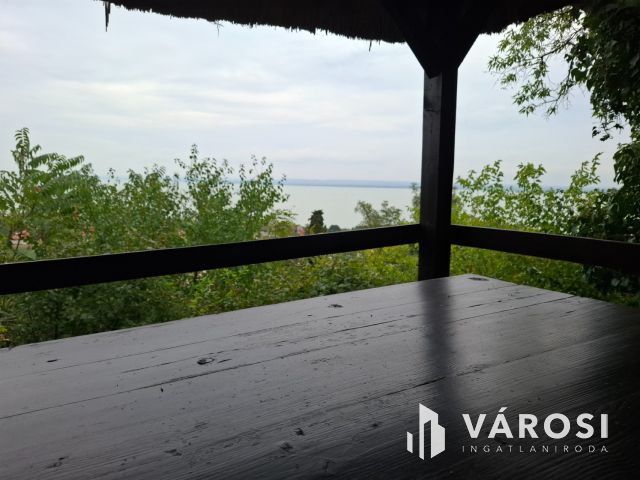 Badacsonyi nyaraló teljes és örök balatoni panorámával eladó