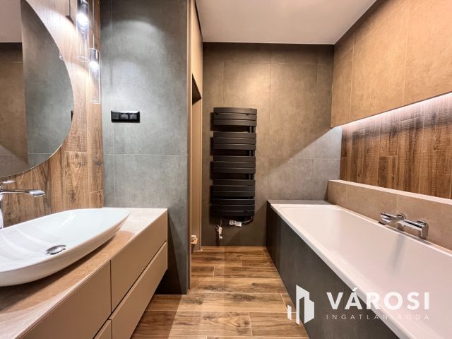 Ébredj a város felett – 91 m² luxus az Egyetem Towerben