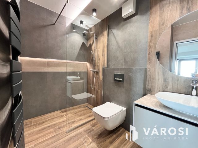 Ébredj a város felett – 91 m² luxus az Egyetem Towerben