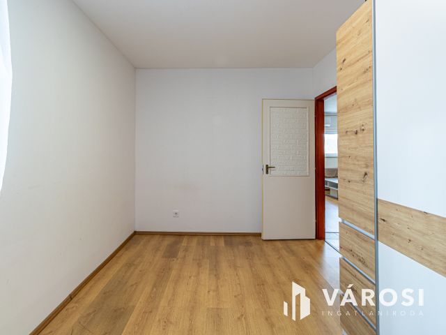 Remek lehetőség, eladó lakás fedett kocsibeállóval együtt