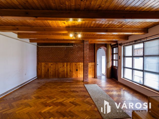 Jó szerkezet, egyedi elrendezés a belvároshoz közel