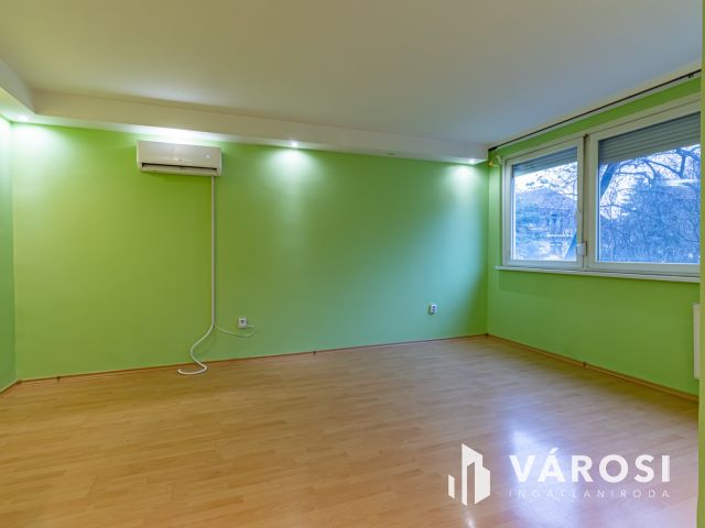 Kiadó panellakás a Nagy Lajos király útján