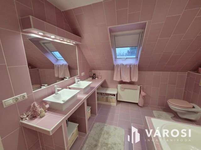 Exkluzív ikerház + Különálló modern lakás egyben eladó