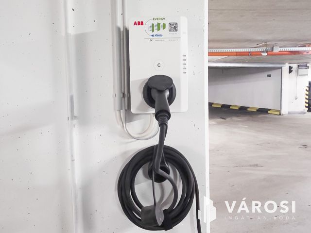 Szabolcs utcában teremgarázs + 6,5 m2 tároló eladó