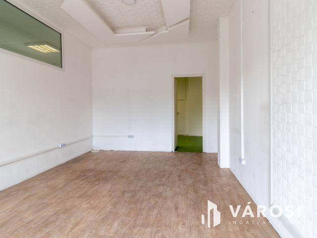 59 m2-es, klímás üzlethelyiség saját raktárral és mosdóval