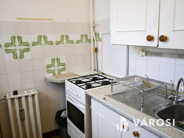 80 m2-es erkélyes panel, csendes parkos környezetben eladó!