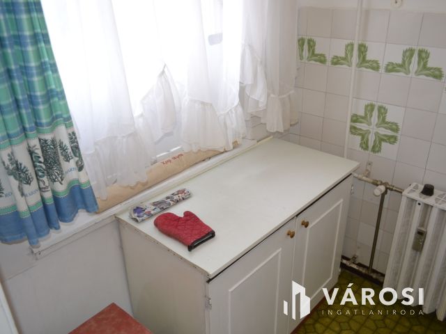 80 m2-es erkélyes panel, csendes parkos környezetben eladó!