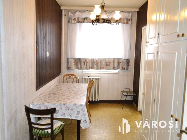 80 m2-es erkélyes panel, csendes parkos környezetben eladó!