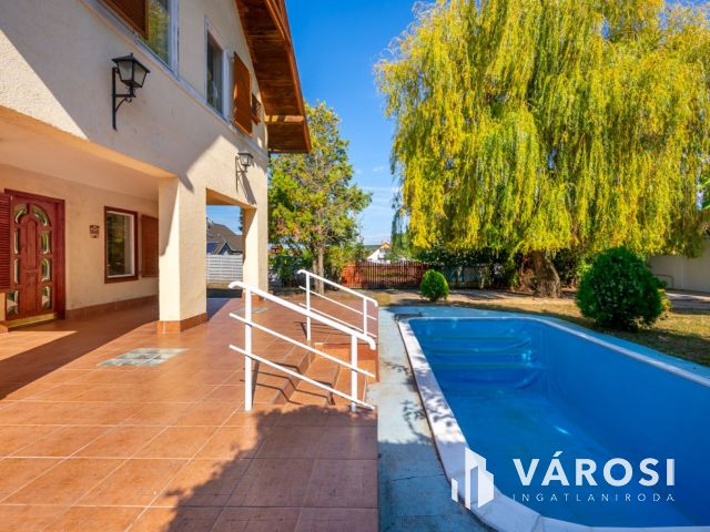 Medencés apartmanház Kőröshegyen eladó