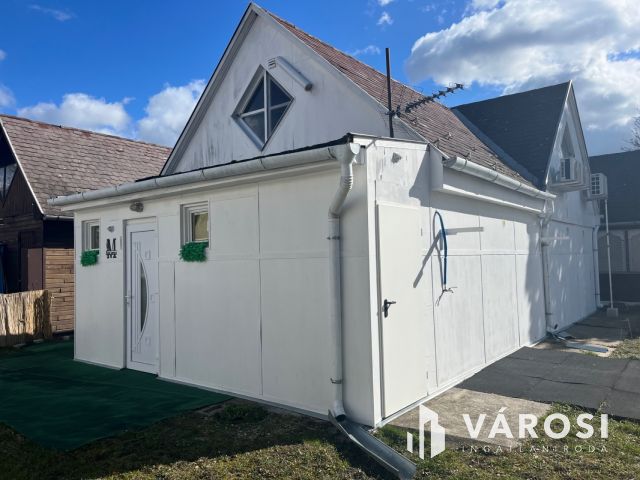 Balatonparti vendéglátó egység