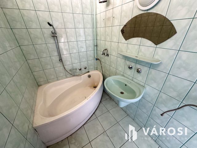 Déryné úton 2 szobás, erkélyes lakás eladó!