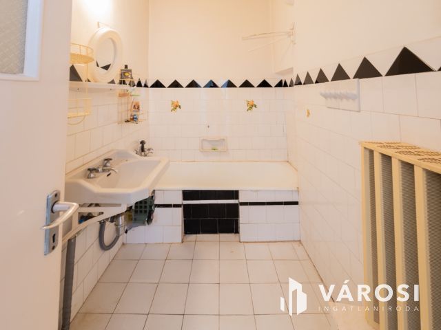 Tágas terek, jó szerkezet, belváros közeli lokáció