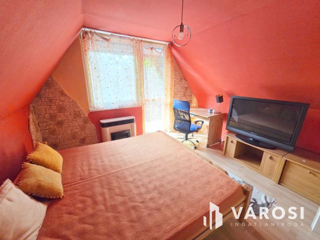 Hangulatos házikó zöld övezetben