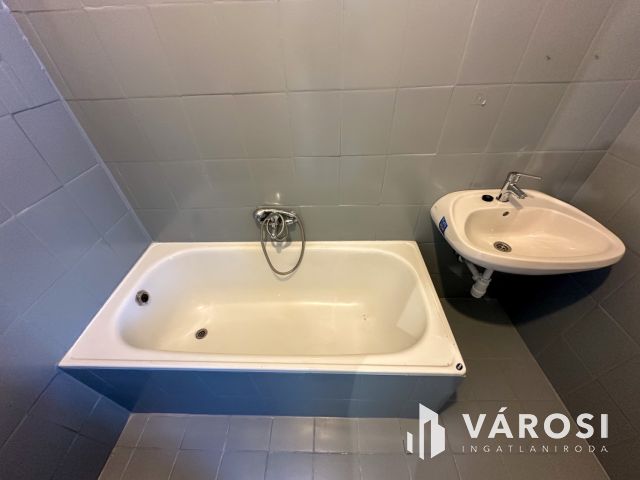 Budapesti úton 1 szobás, erkélyes lakás eladó!