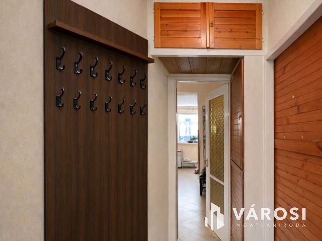 Belvárosi 3 szobás erkélyes tégla lakás eladó