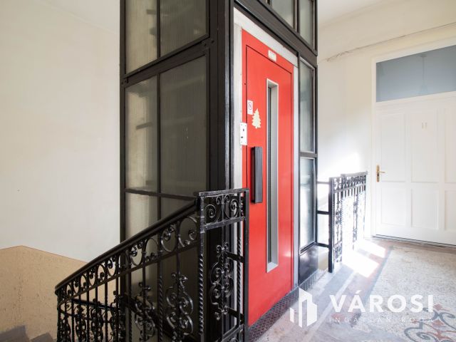 15 m2-es, 3. emeleti iroda kiadó a Podmaniczky utcában