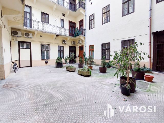 15 m2-es, 3. emeleti iroda kiadó a Podmaniczky utcában