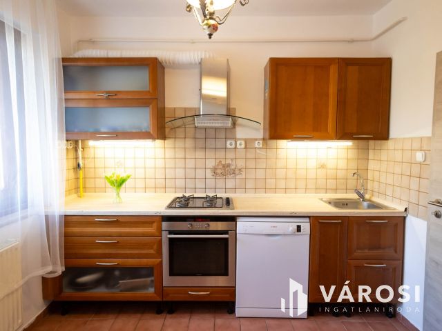 Nagyerdei tágas belső kétszintes lakás eladó